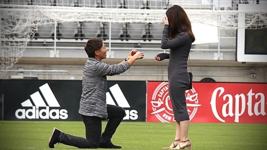 Kumi Yokoyama pede namorada em casamento em campo de futebol - Reprodução