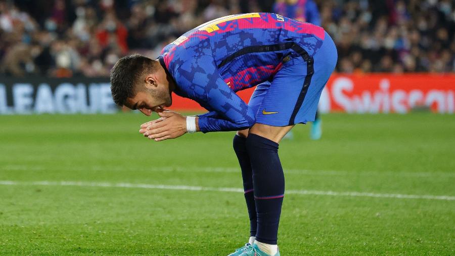 Ferran Torres perdeu quatro chances claras de gol pelo Barcelona e chorou após a partida - ALBERT GEA/REUTERS