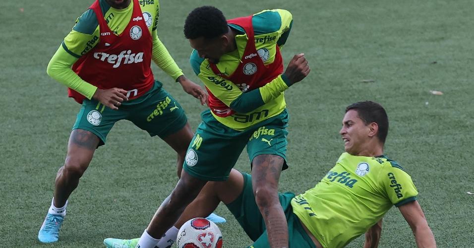 Wesley, Jailson e Renan, jogadores do Palmeiras em treino tático