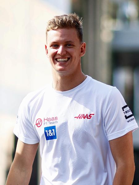 Mick Schumacher visitou o circuito de Jeddah no dia seguinte ao acidente - Reprodução/Twitter @HaasF1Team