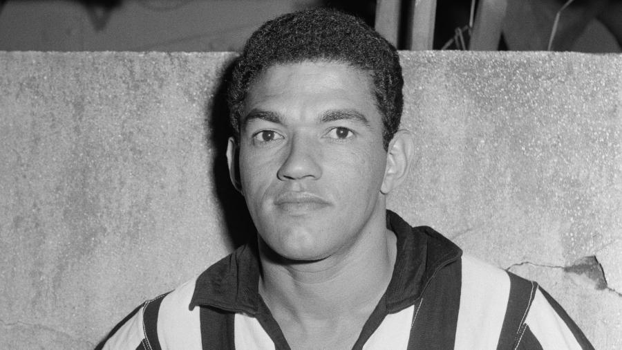 Retrato do jogador Garrincha com a camisa do Botafogo