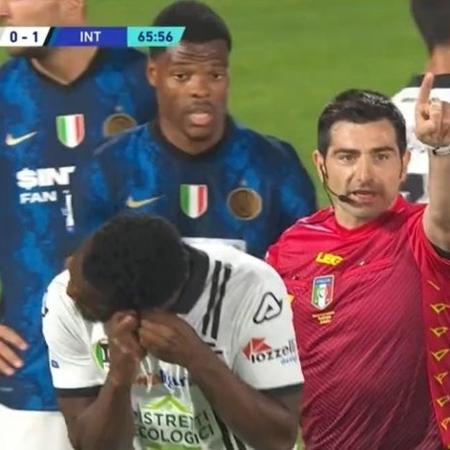 Nzola não consegue tirar brinco durante partida contra a Internazionale - Reprodução/Twitter