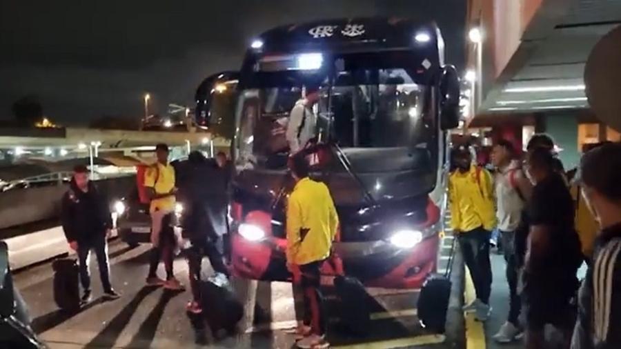 Torcedores do Flamengo protestaram na chegada da delegação ao Rio de Janeiro - Reprodução