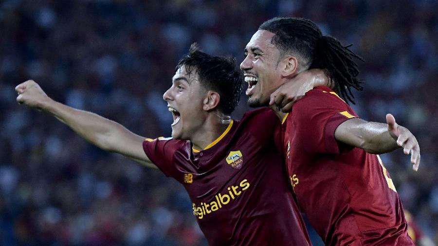 Smalling comemora com Dybala gol marcado pela Roma na tarde de hoje - MONTEFORTE / AFP