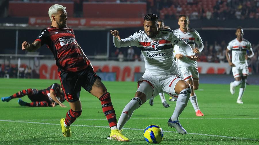 VAR aponta toque de mão natural de Arrascaeta em gol do Flamengo; veja