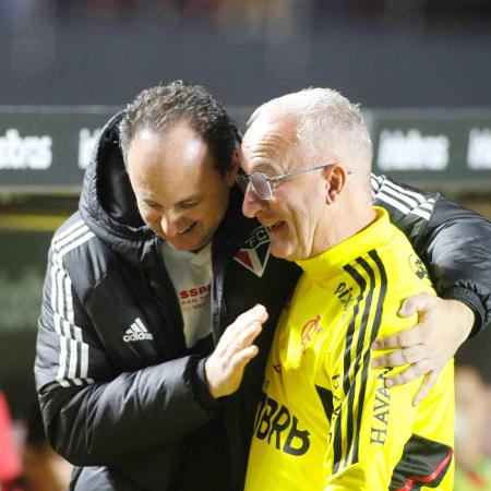 Rogério Ceni e Dorival Jr se cumprimentam em jogo entre São Paulo e Flamengo pela Copa o Brasil - FLAVIO CORVELLO/FUTURA PRESS/ESTADÃO CONTEÚDO