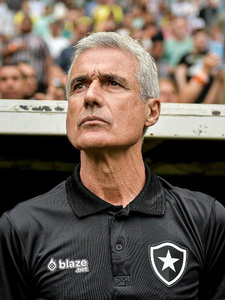 Luis Castro, técnico do Botafogo, em jogo contra o Fluminense pelo Brasileirão - Thiago Ribeiro/AGIF