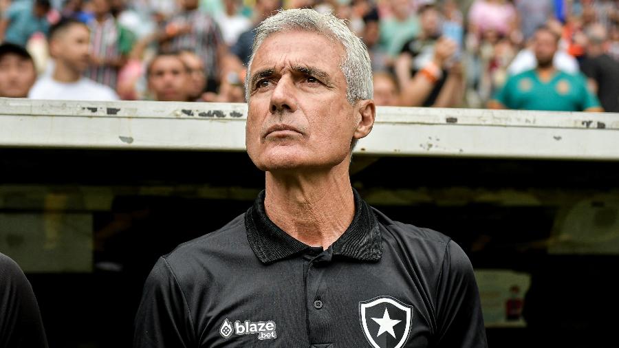 Luis Castro tem contrato com o Botafogo até abril de 2024 - Thiago Ribeiro/AGIF