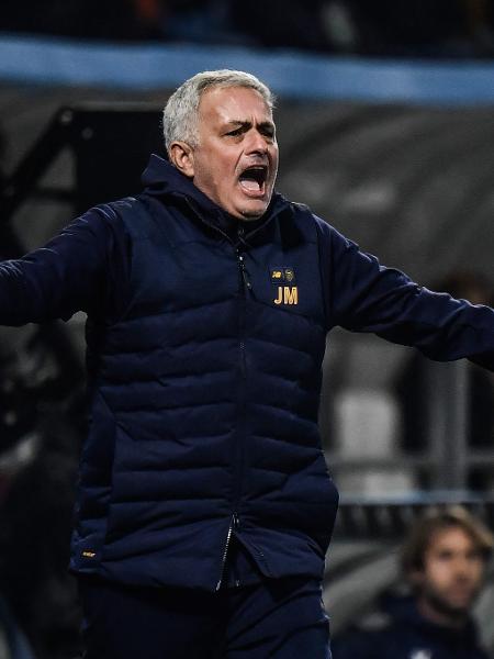 José Mourinho, técnico da Roma, irritado durante a partida contra o Sassuolo, pelo Campeonato Italiano. - FILIPPO MONTEFORTE/AFP