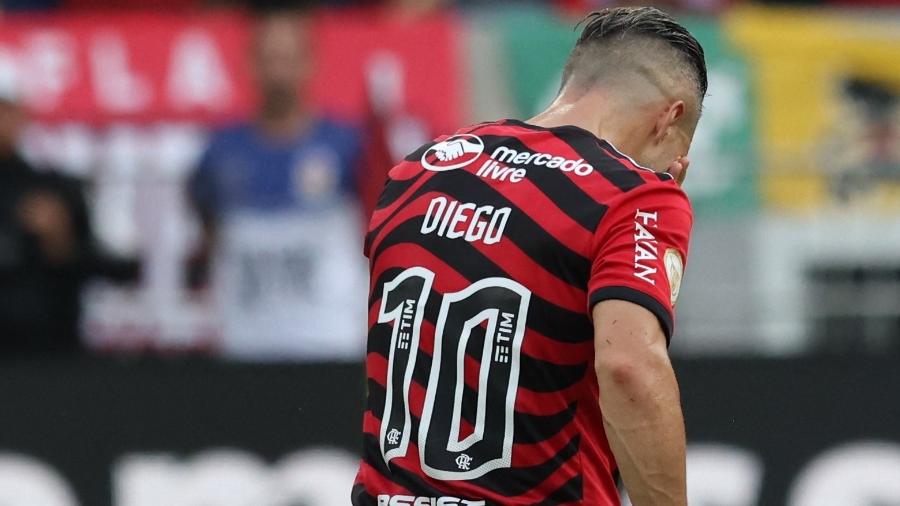 Diego Ribas, do Flamengo, chora ao se despedir dos gramados em sua última partida como jogador profissional - REUTERS/Sergio Moraes