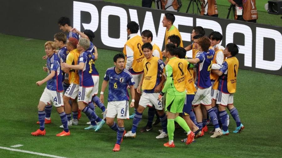 Jogadores do Japão comemorando gol contra a Alemanha na Copa do Mundo -  Dean Mouhtaropoulos/Getty Images