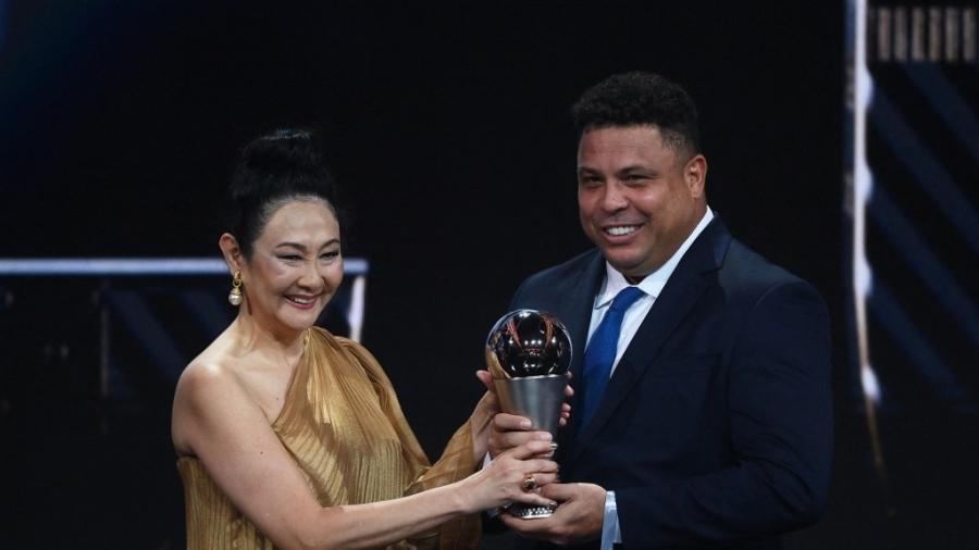 Marcia Aoki, viúva de Pelé, recebe prêmio de Ronaldo durante o Fifa The Best - FRANCK FIFE / AFP