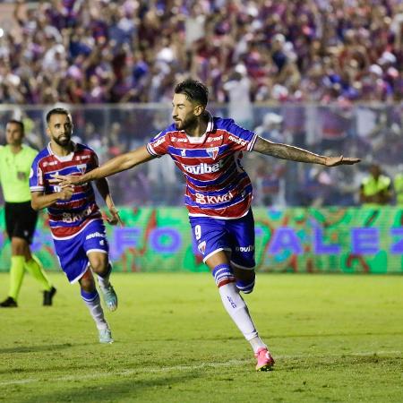 Lucero comemora gol do Fortaleza contra o Coritiba