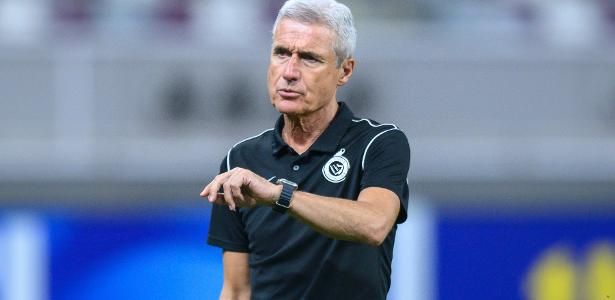 Luis Castro desmente interesse do Flamengo em contratação após saída de Tite