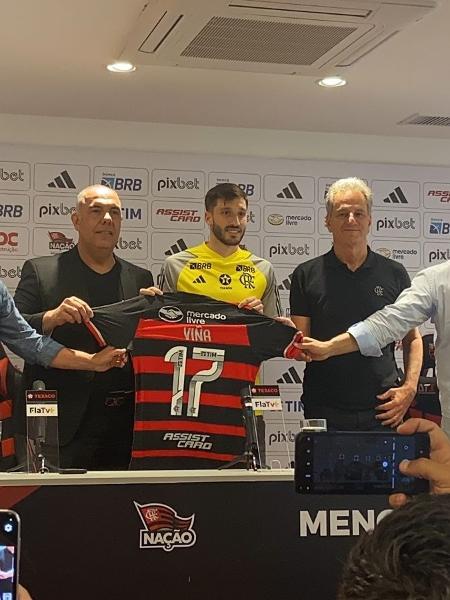 Viña é apresentado como reforço do Flamengo