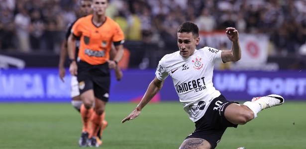 Árbitro registra reclamações de dirigentes corintianos após derrota no jogo.