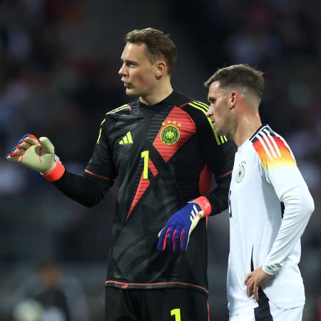 Manuel Neuer e Pascal Gross em ação pela Alemanha durante amistoso contra a Ucrânia