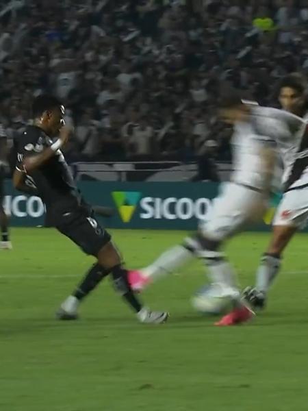 Lance polêmico de Hugo Moura em Tchê Tchê: volante do Botafogo levou seis pontos na perna direita - Reprodução / Premiere