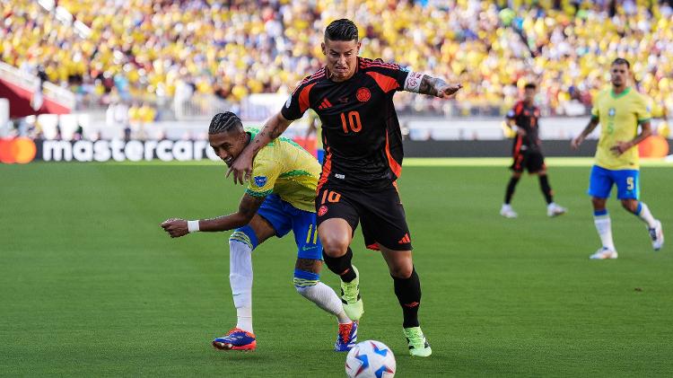 Raphinha e James Rodríguez brigam pela bola em Brasil x Colômbia, duelo da Copa América