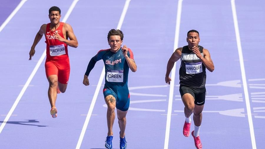 Maleselo Fukofuka (à esquerda) correu os 100m em 12s11, pior marca dentre todos os incritos