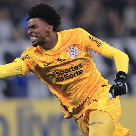 Hugo Souza comemora durante jogo entre Corinthians e Bragantino, pela Sul-Americana