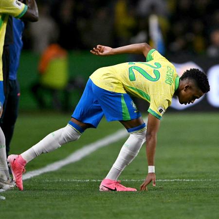 Estêvão entra em campo em sua estreia com a camisa da seleção brasileira; atacante substituiu Luiz Henrique