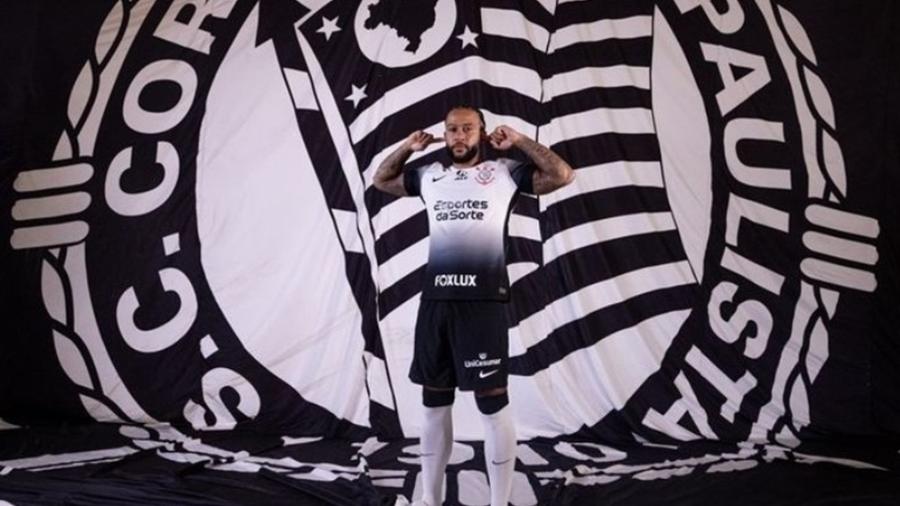 Depay veste camisa do Corinthians e faz comemoração