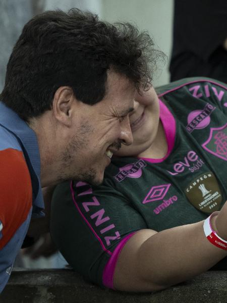 Fernando Diniz, técnico do Cruzeiro, tira foto com torcedora do Fluminense no Maracanã