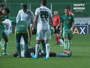 Volante do Coritiba passa mal em campo e é levado de ambulância a hospital