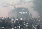 Torcida do Vasco entra em confronto com a polícia na chegada do time - Yara Fantoni/UOL