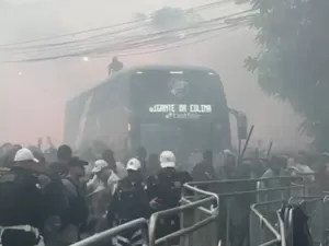 Torcida do Vasco entra em confronto com a polícia na chegada do time