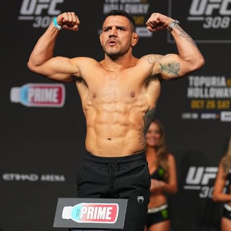 Rafael dos Anjos, lutador brasileiro, durante pesagem para o UFC 308 - Chris Unger/Zuffa LLC