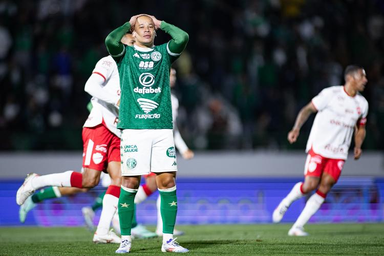 Caio Dantas, do Guarani, se lamenta durante jogo da Série B