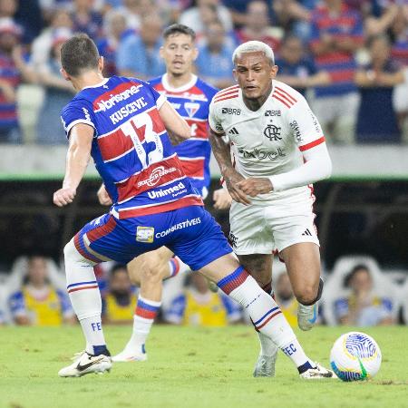 Wesley em ação durante jogo entre Fortaleza e Flamengo pelo Brasileirão