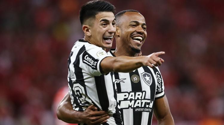 Thiago Almada e Marlon Freitas celebram gol do Botafogo Thiago Almada e Marlon Freitas celebram gol do Botafogo