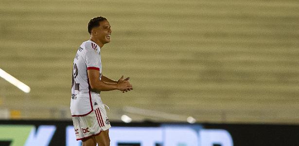Thiaguinho enaltece gol e questiona pênalti no empate do Flamengo.