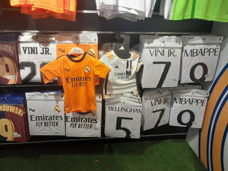 Camisas com nome de Vinicius Júnior são vendidas em loja em Madri Camisas com nome de Vinicius Júnior são vendidas em loja em Madri