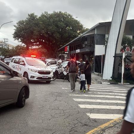 Polícia na frente dos portões do Parque São Jorge, sede social do Corinthians Polícia na frente dos portões do Parque São Jorge, sede social do Corinthians
