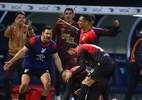 Puskas? Com gol do meio-campo, Athletico bate Avaí e cola no G4 da Série B
