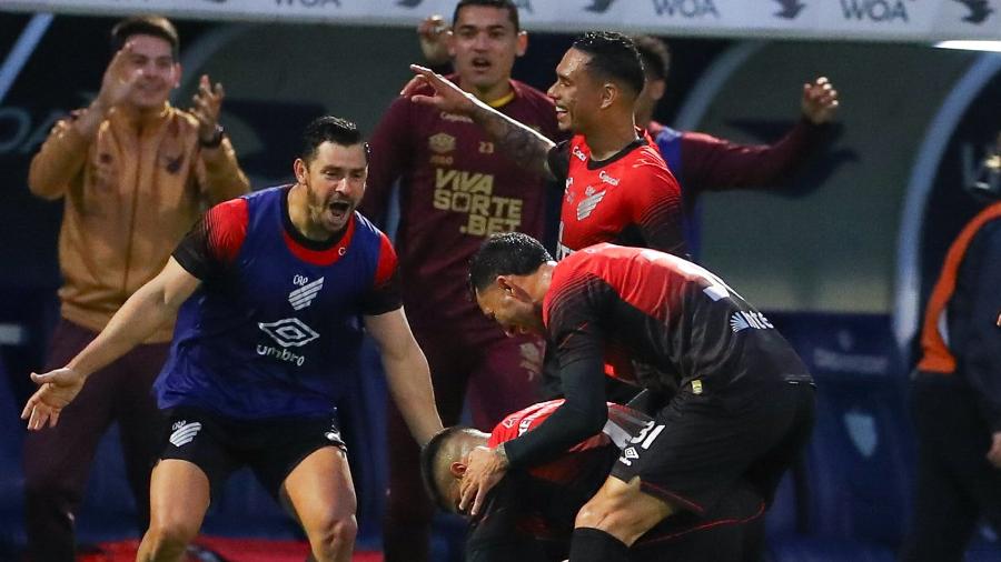 Renan Peixoto, do Athletico, comemora golaço contra o Avaí, em partida da Série B