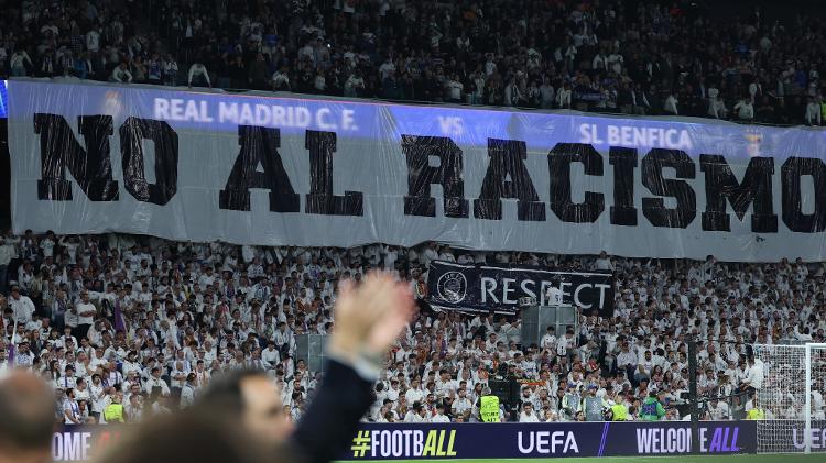 Torcedores do Real Madrid estenderam faixa contra o racismo antes de jogo diante do Benfica