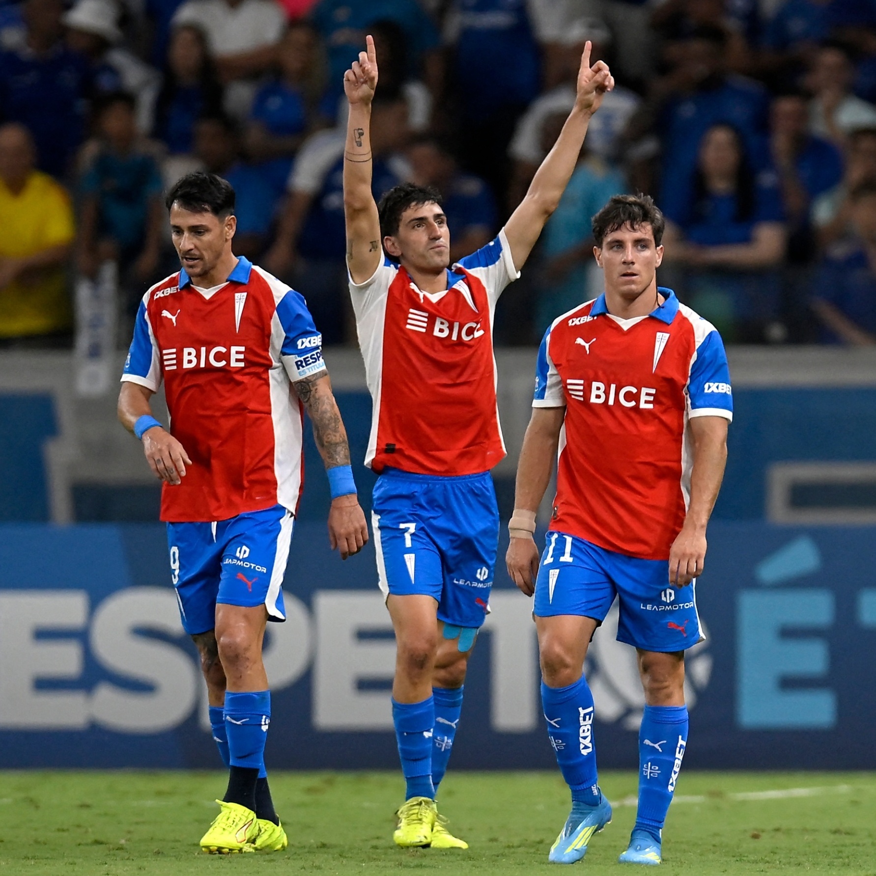 Cruzeiro sofre pelo alto, toma gol no fim e perde para Católica em casa