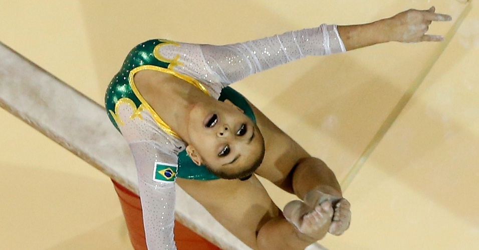 A ginasta brasileira Flávia Saraiva em ação na trave
