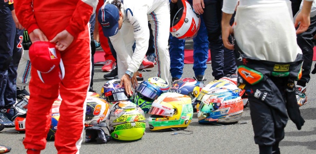 Felipe Massa se prepara para o minuto de silêncio de homenagem a Jules Bianchi - Laszlo Balogh/Reuters