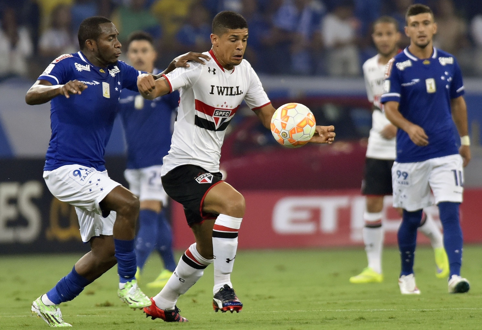 Venda de Denilson ao Al-Wahda rendeu R$ 10,9 milhões ao São Paulo - Douglas Magno/AFP