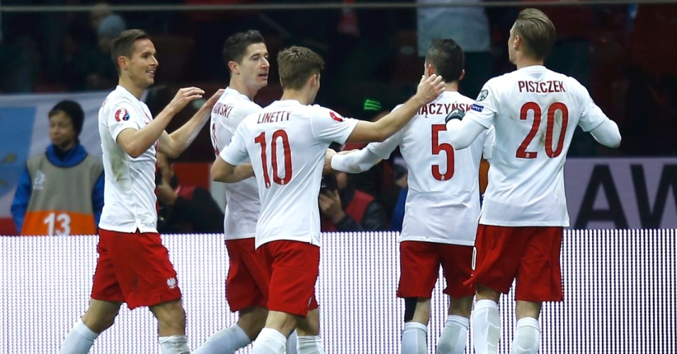 Lewandowski é abraçado pelos companheiros poloneses após marcar gol importante em confronto com a Irlanda, pelas Eliminatórias da Euro 2016