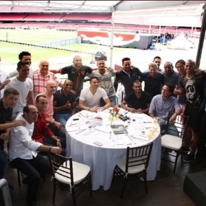 Ex-jogadores e amigos de Rogério Ceni posam para foto, em almoço no Morumbi, antes do jogo de despedida do goleiro - Rubens Chiri / Divulgação / São Paulo F.C