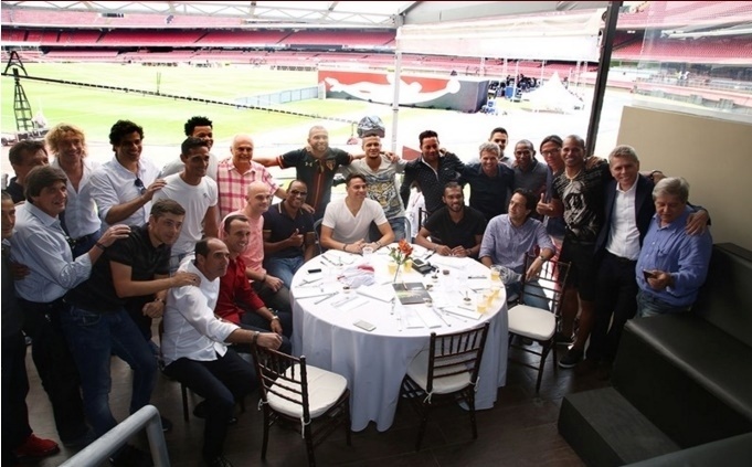 Ex-jogadores e amigos de Rogério Ceni posam para foto, em almoço no Morumbi, antes do jogo de despedida do goleiro - Rubens Chiri / Divulgação / São Paulo F.C