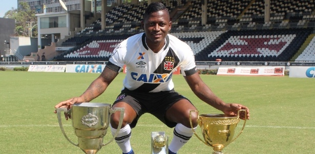 Riascos com a Taça Guanabara, a do Carioca e a de melhor atacante do campeonato - Carlos Gregório Júnior / Site oficial do Vasco