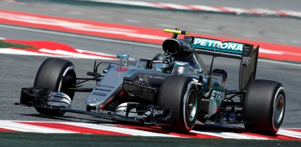 Nico Rosberg, da Mercedes, durante segundo treino livre na Espanha - REUTERS/Albert Gea